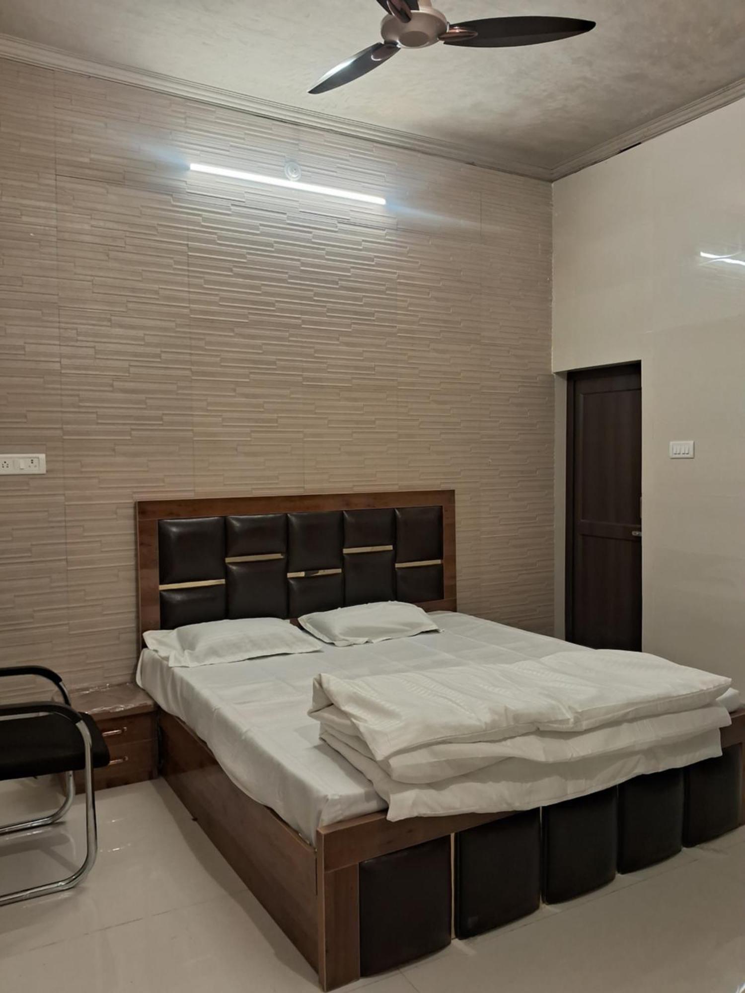Hotel Sri Ram Lalla International à Ayodhya Extérieur photo
